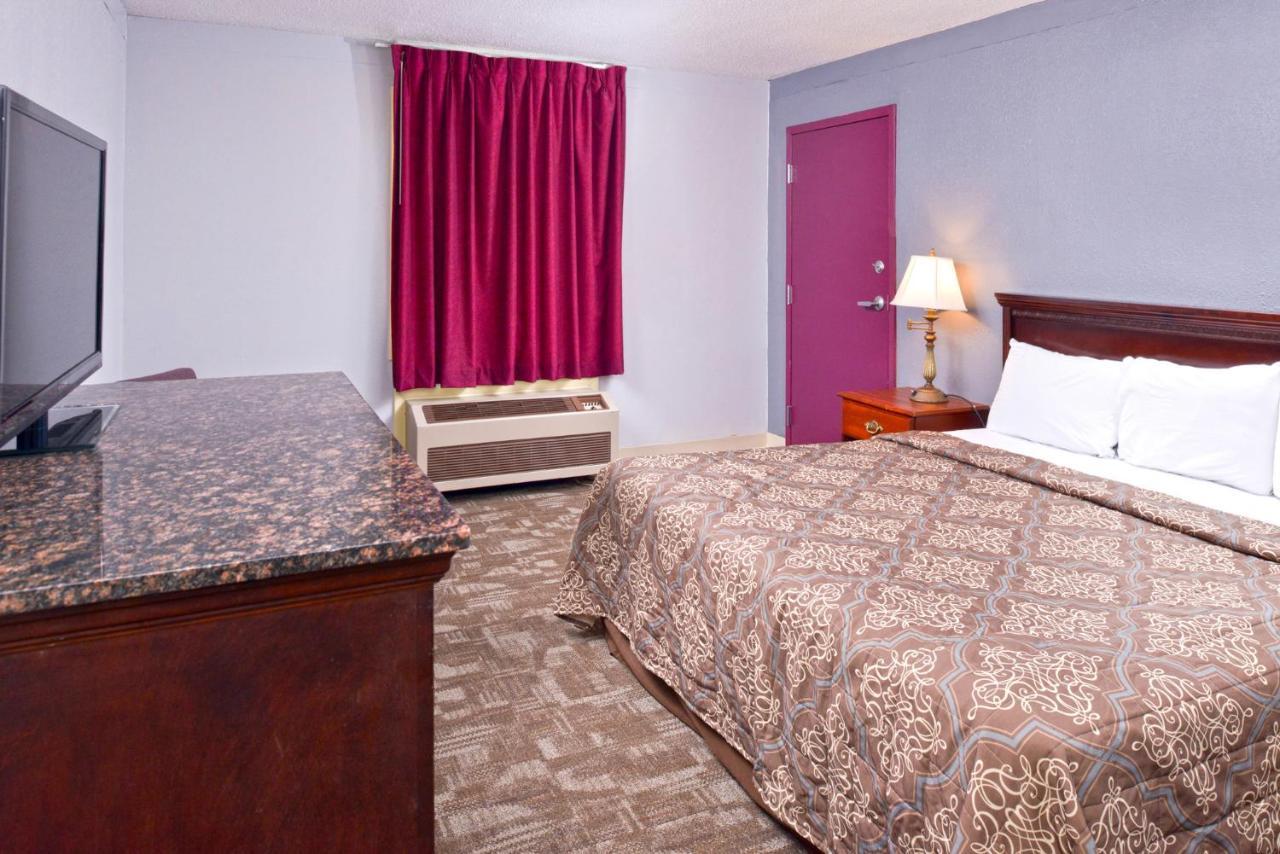 Country Garden & Suites-benton Benton